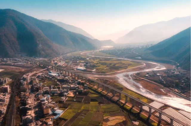 新成昆鐵路下周一全線貫通運(yùn)營(yíng),成都至昆明7.5小時(shí)可達(dá)